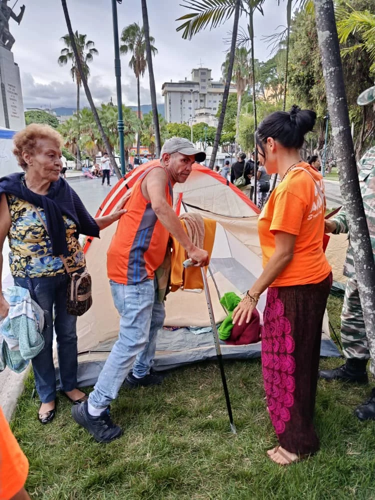 This man lost his house in La Guaira and pieces of cement fell on his foot. He came with nothing. Our team gave him a tent, blankets and a towel.